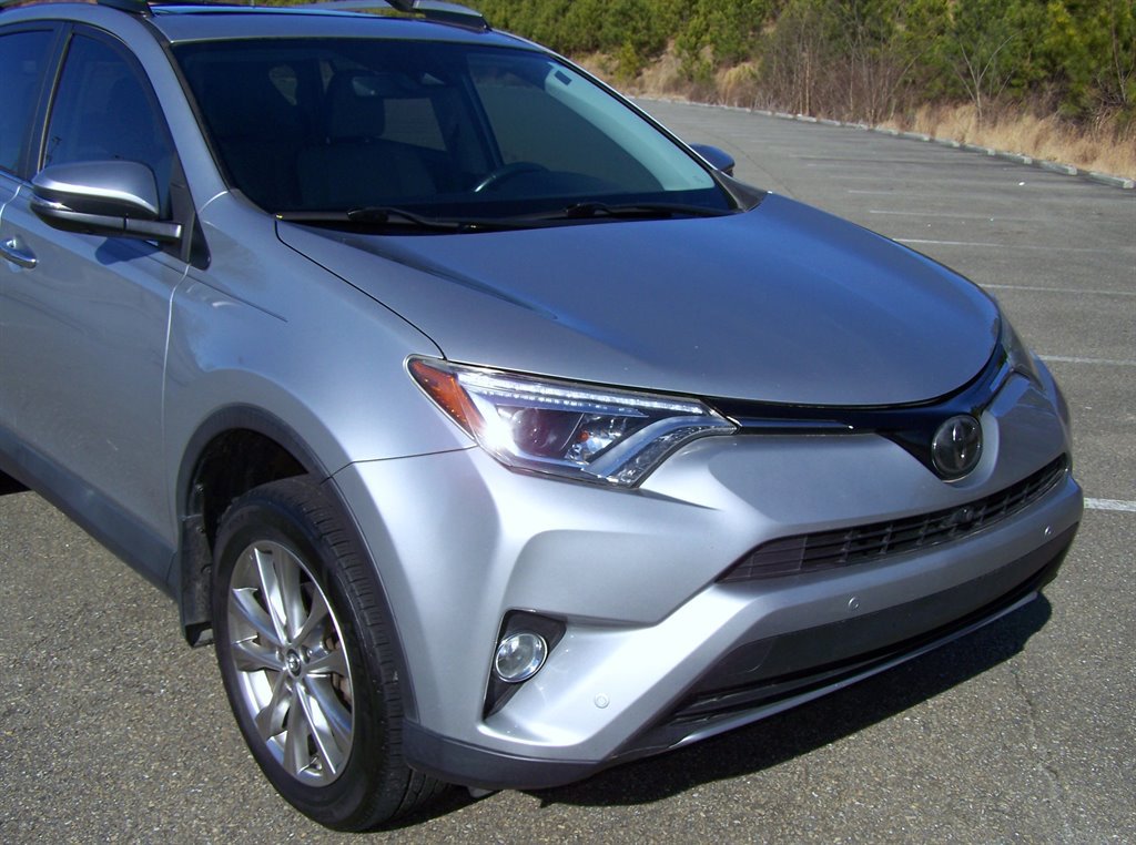 Used 2018 Toyota RAV4 Limited FWD image 29
