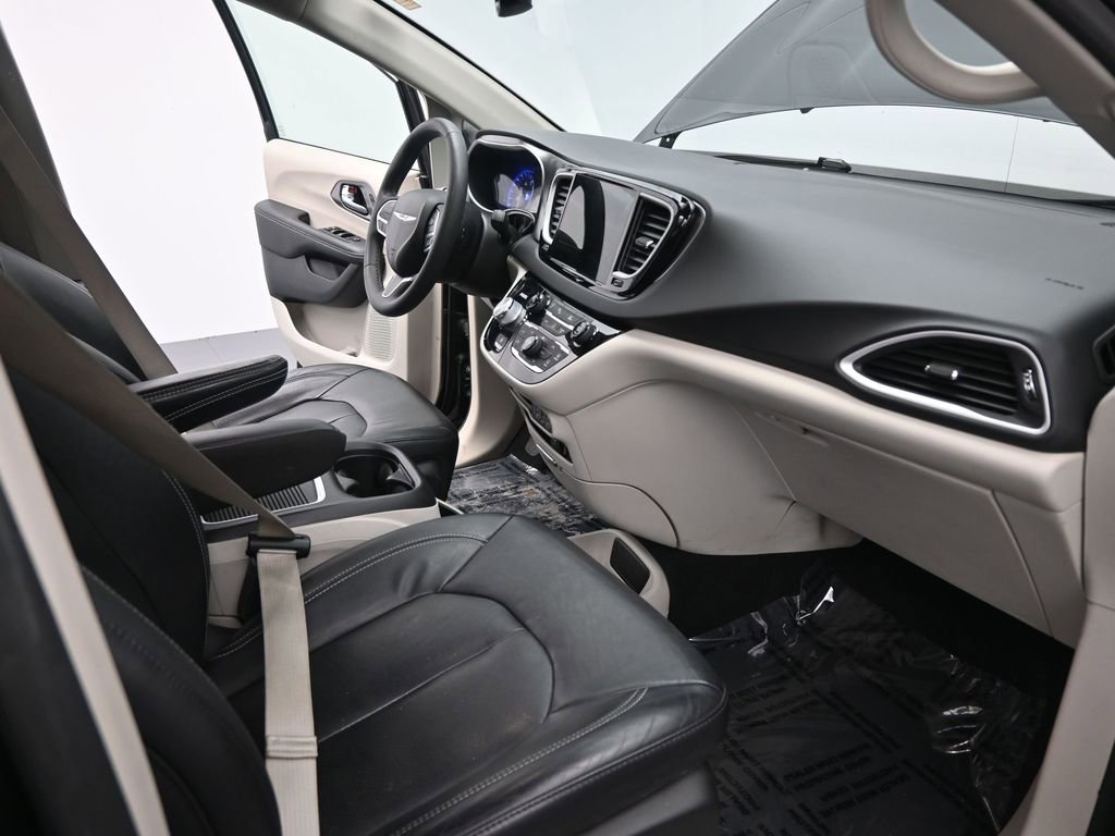 Used 2022 Chrysler Pacifica Touring-L image 19