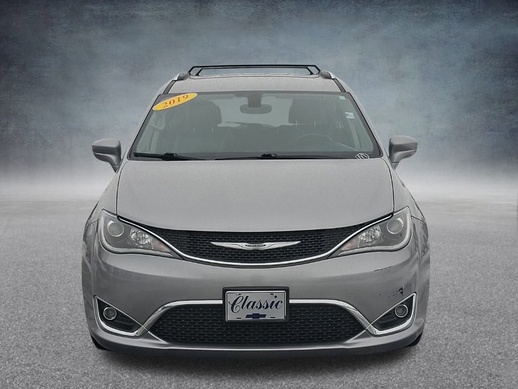 Used 2019 Chrysler Pacifica Touring-L FWD image 2