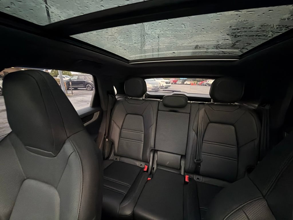 Used 2025 Porsche Cayenne AWD/4WD image 16