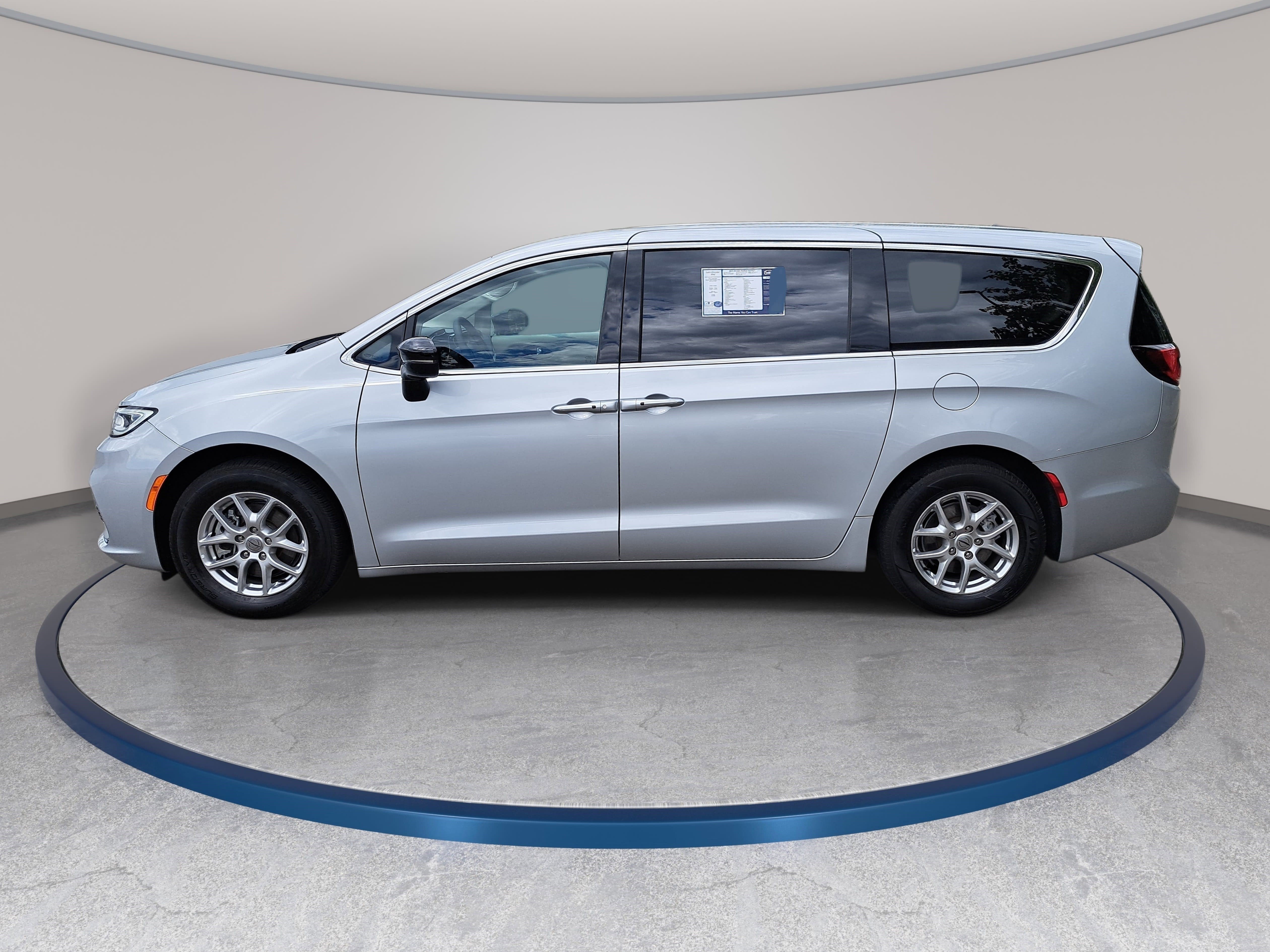 Used 2024 Chrysler Pacifica Touring-L FWD image 8