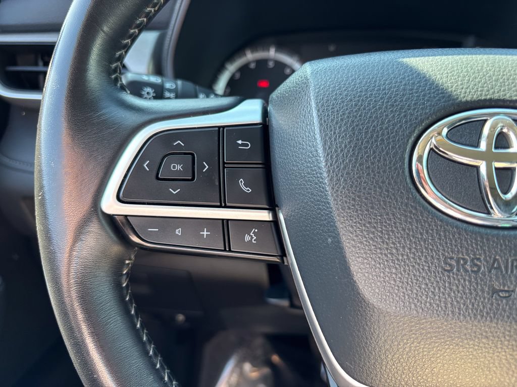 Used 2025 Toyota Highlander LE FWD image 26