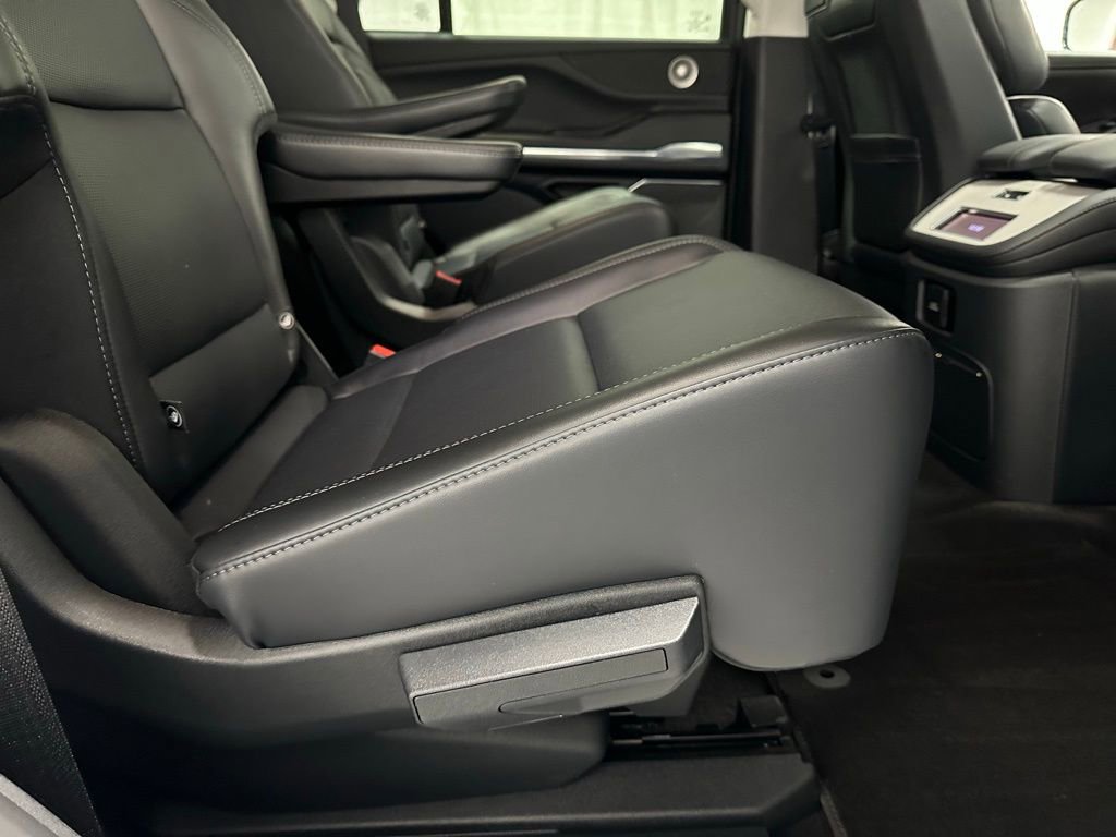 Used 2025 Lincoln Navigator Reserve image 58