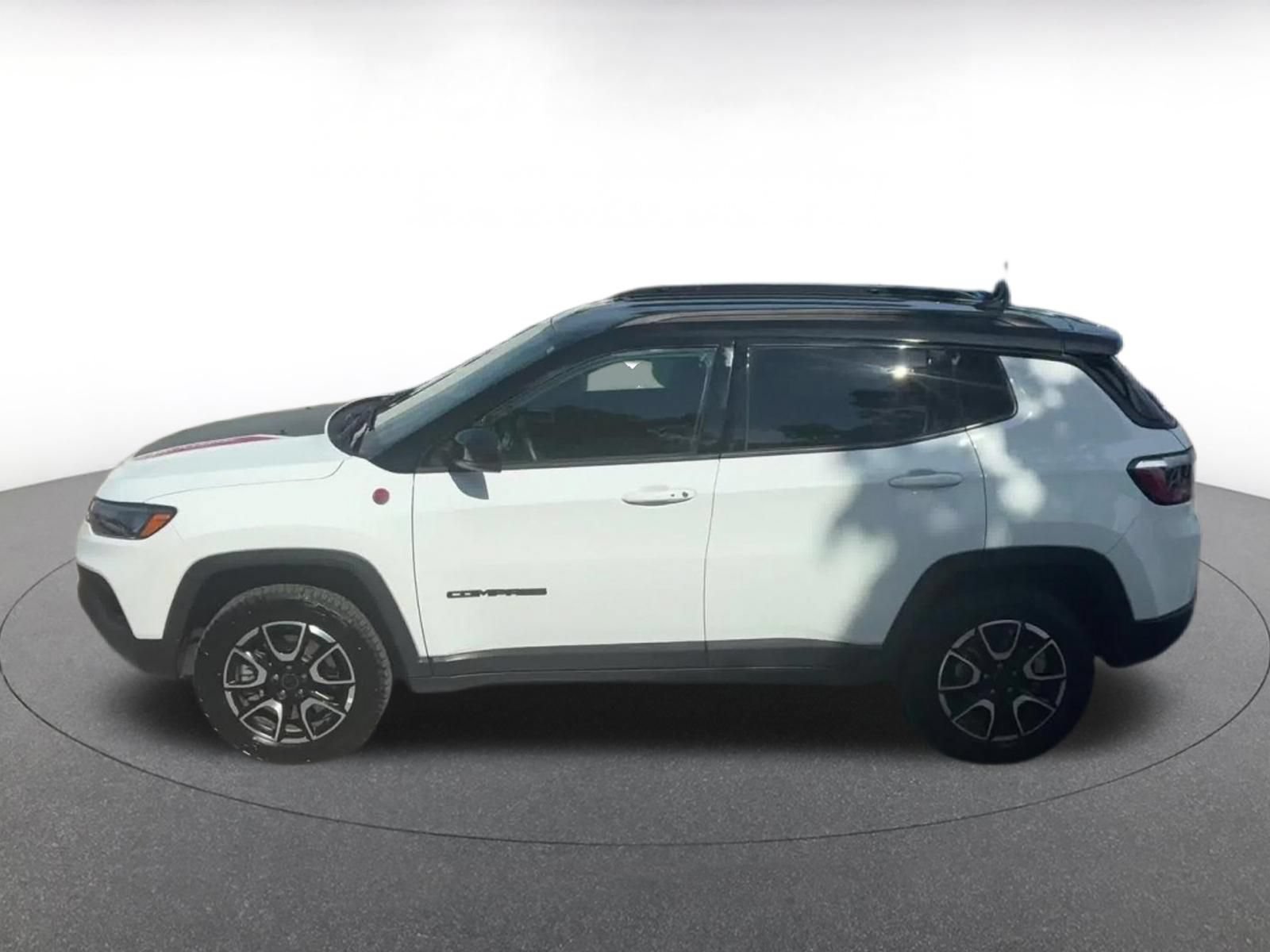 Used 2025 Jeep Compass Trailhawk AWD/4WD image 9