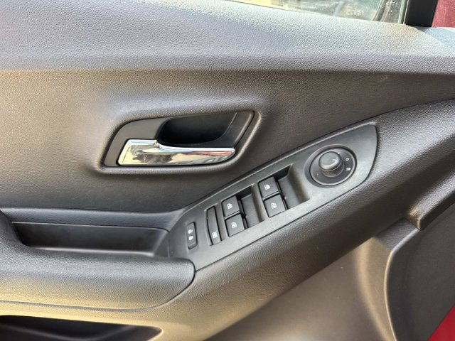 Used 2019 Chevrolet Trax LT w/ LT Convenience Package FWD image 19