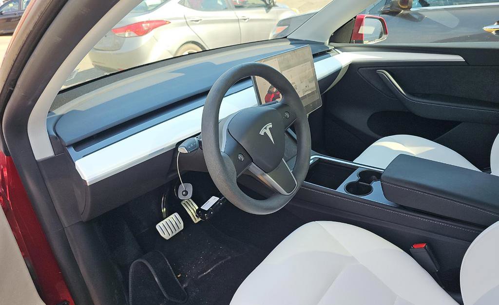 Used 2024 Tesla Model Y Performance image 2