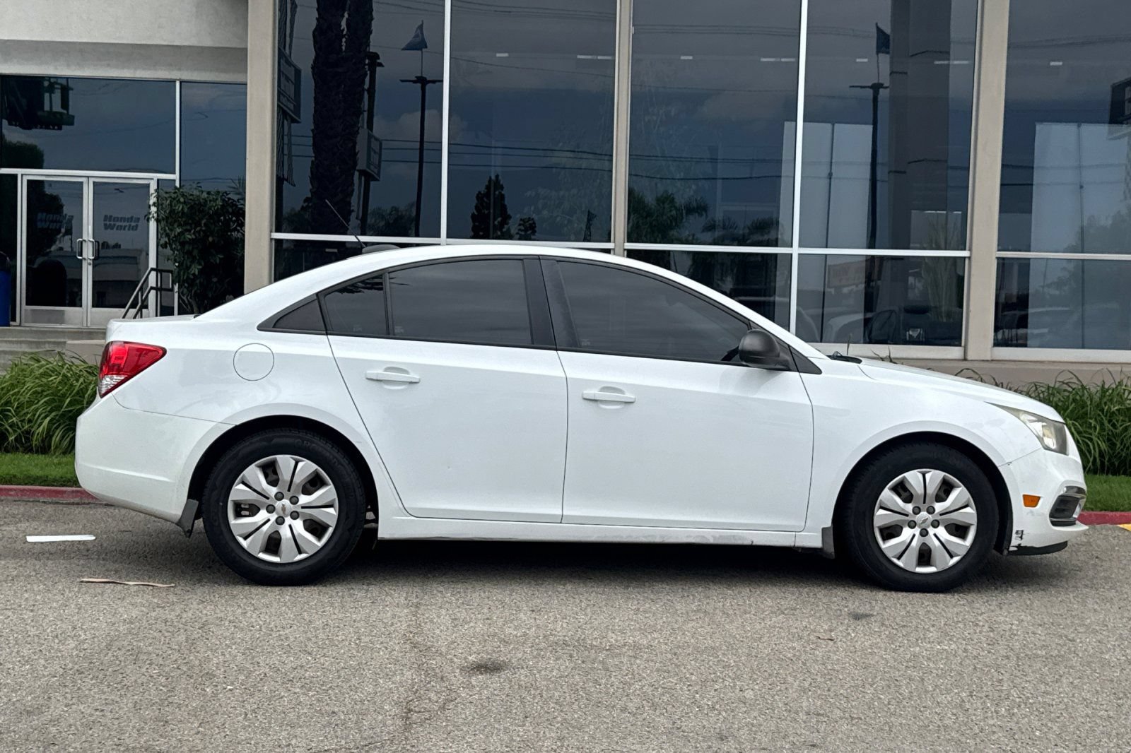 Used 2016 Chevrolet Cruze LS FWD image 4