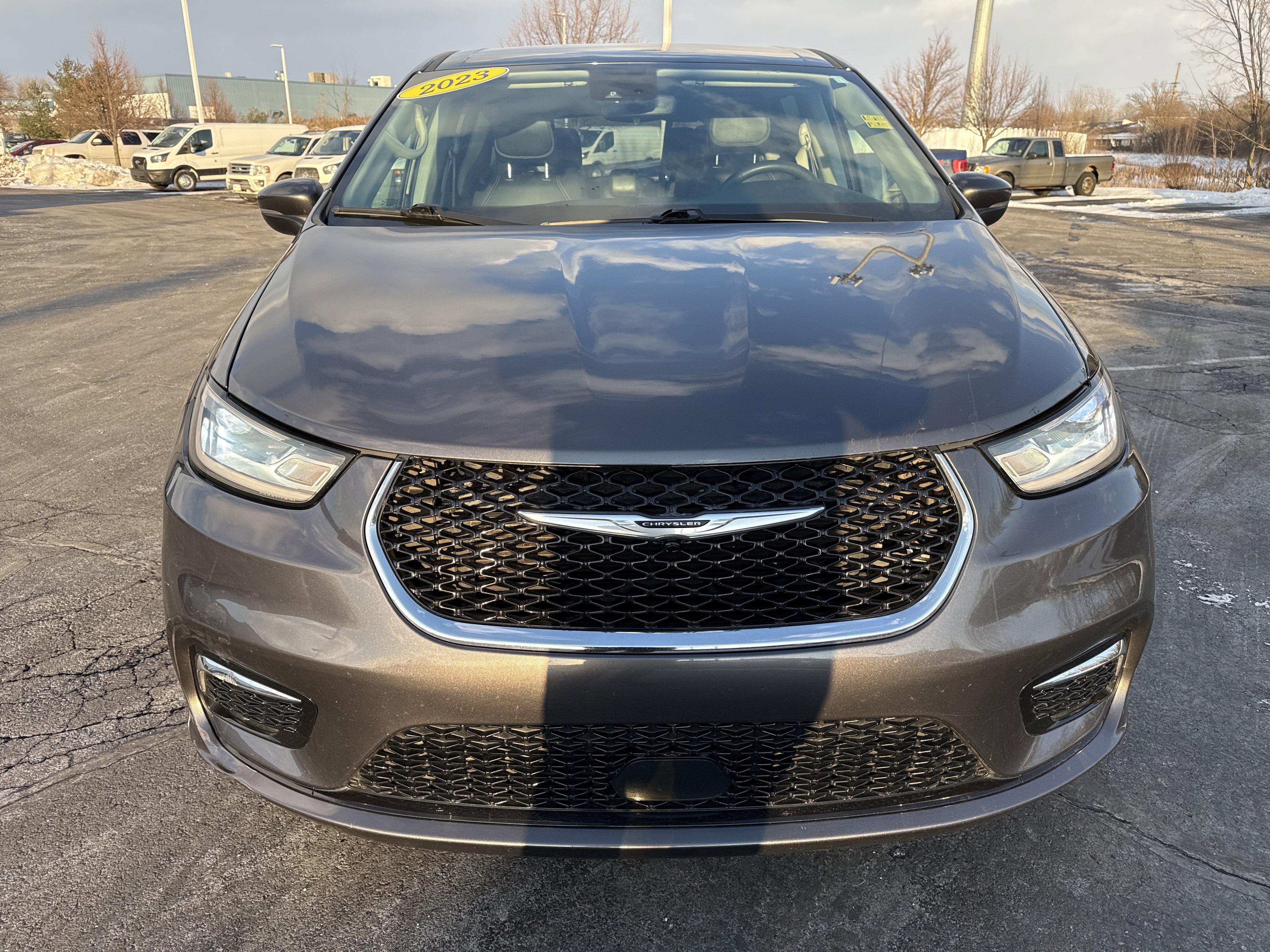 Used 2023 Chrysler Pacifica Touring-L image 11