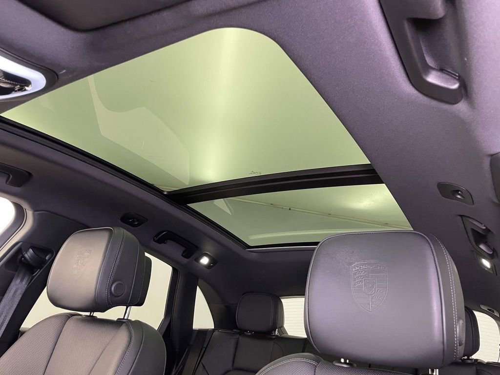 Certified 2025 Porsche Macan image 18