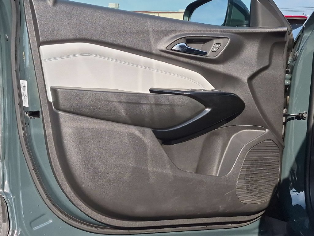 Certified 2025 Chevrolet Trax LT FWD image 19