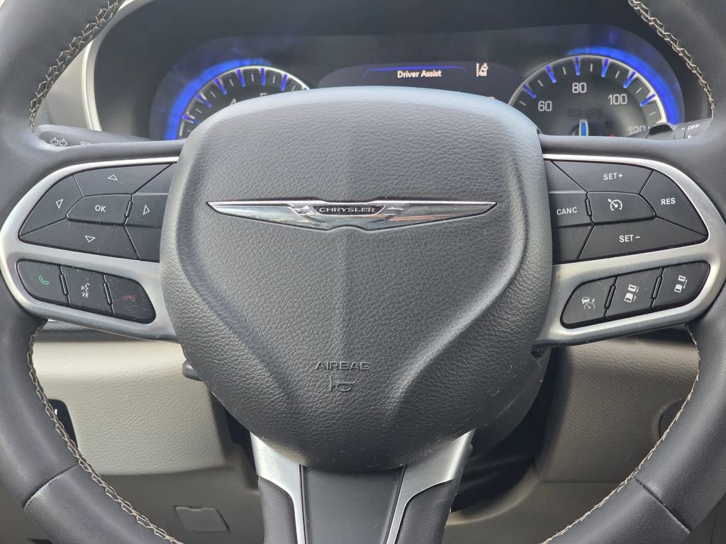 Used 2022 Chrysler Pacifica Touring-L image 17