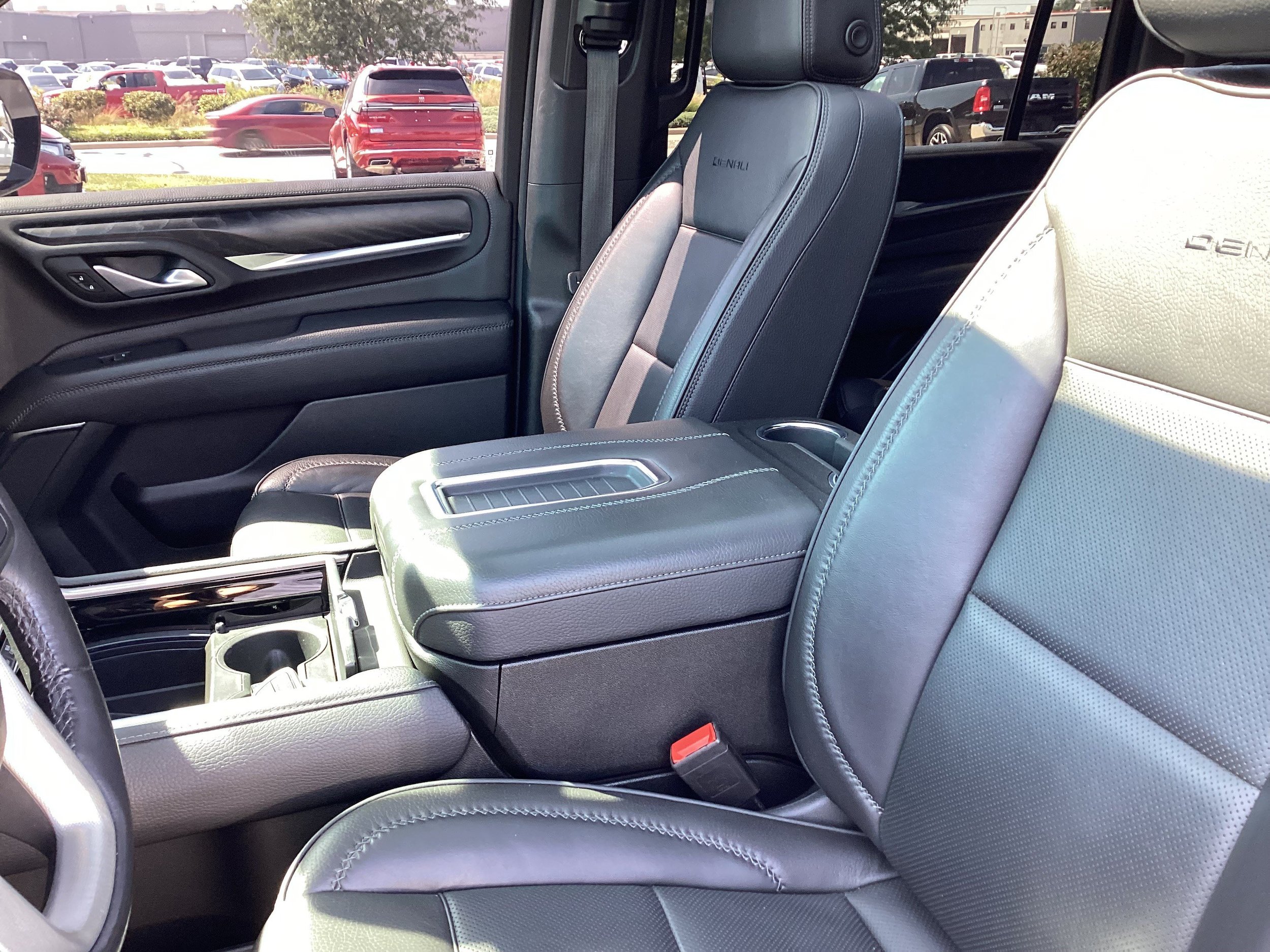 Used 2022 GMC Yukon XL Denali w/ Denali Premium Package AWD/4WD image 12