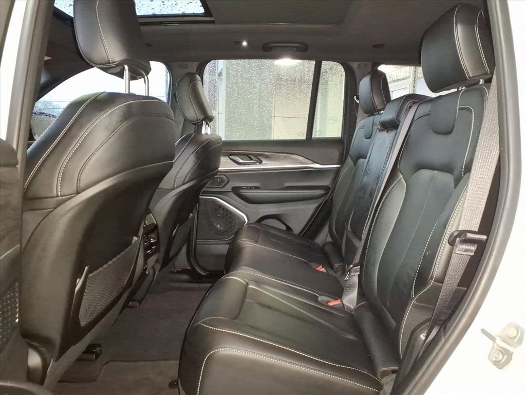 Used 2025 Jeep Grand Cherokee Limited w/ Black Appearance Package image 23