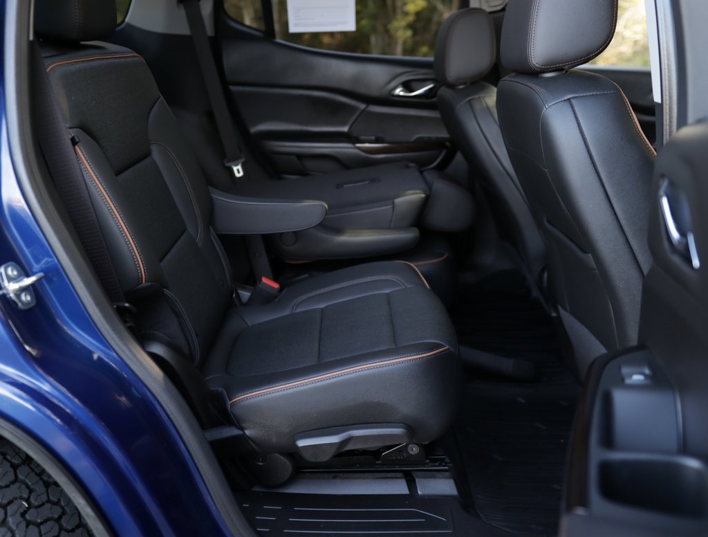 Used 2023 GMC Acadia AT4 image 37