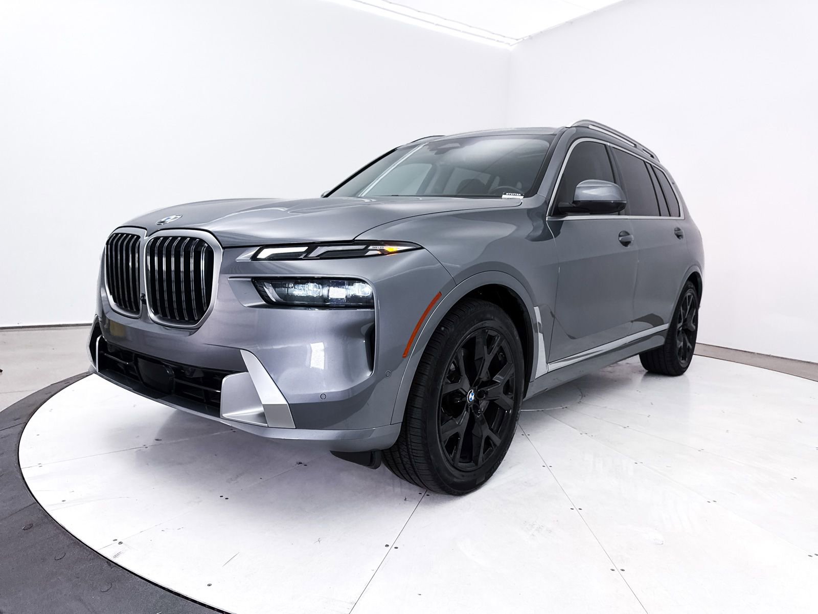 Used 2024 BMW X7 xDrive40i w/ Premium Package image 16