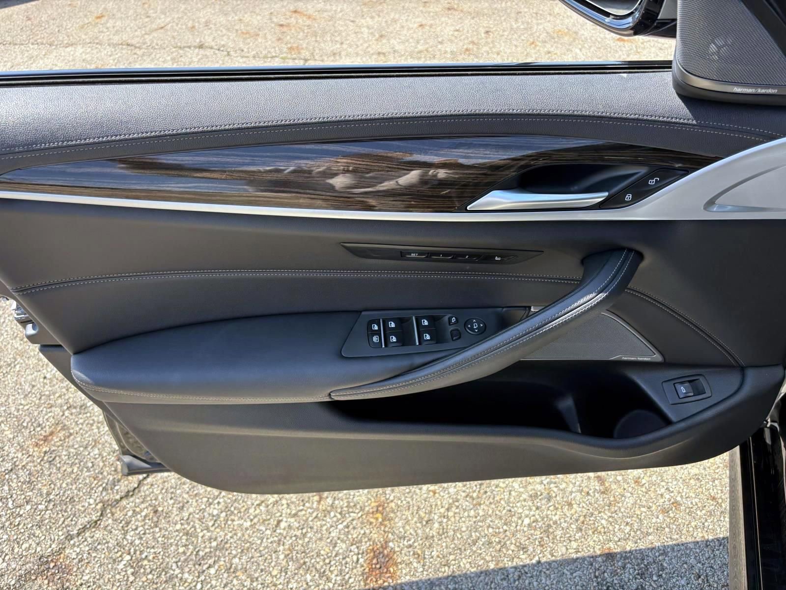 Used 2021 BMW M550i xDrive w/ Dynamic Handling Package image 11