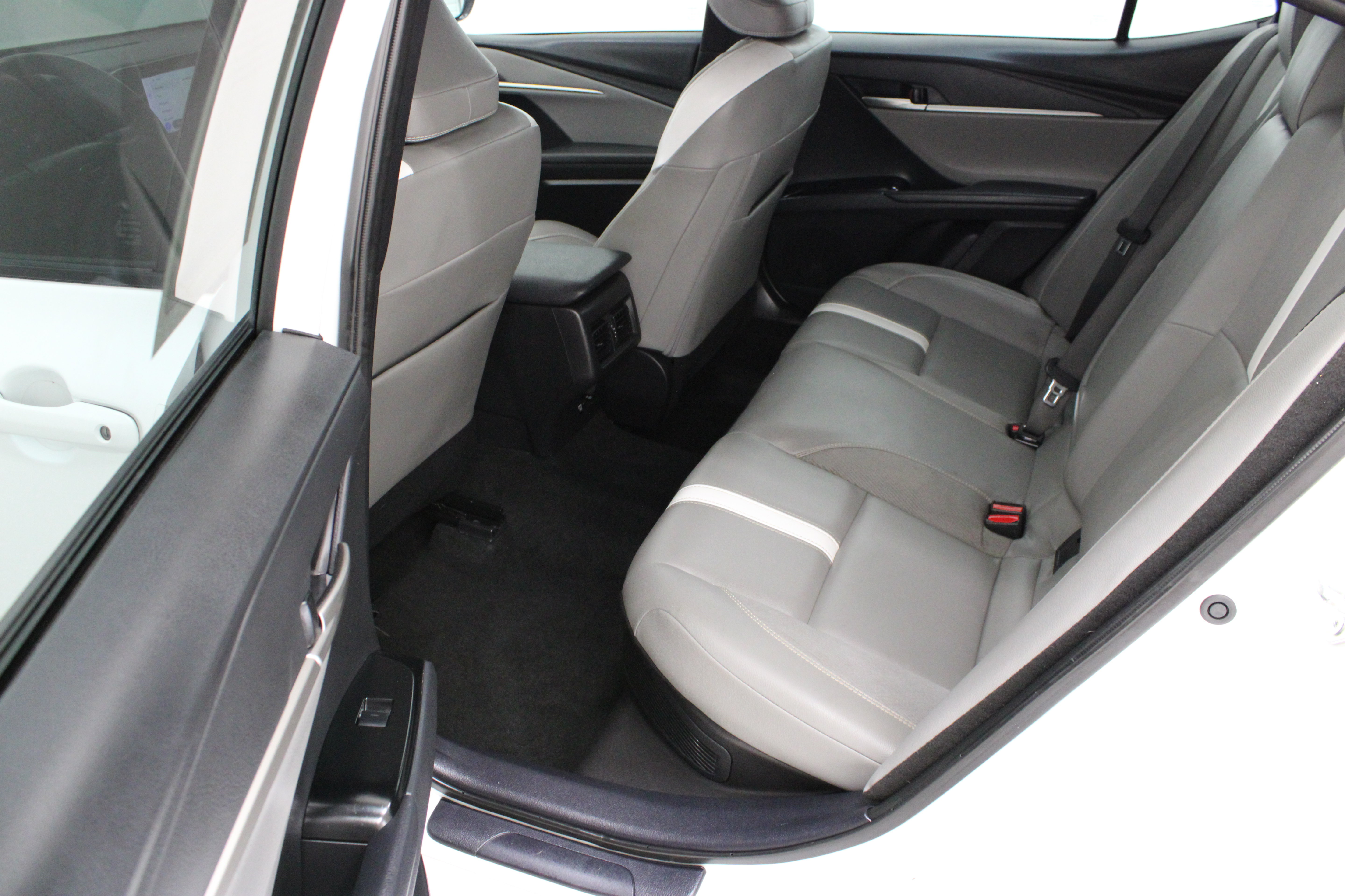 Used 2025 Toyota Camry SE w/ Convenience Package FWD image 28