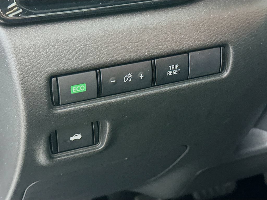 Certified 2025 Nissan Sentra SR FWD image 16