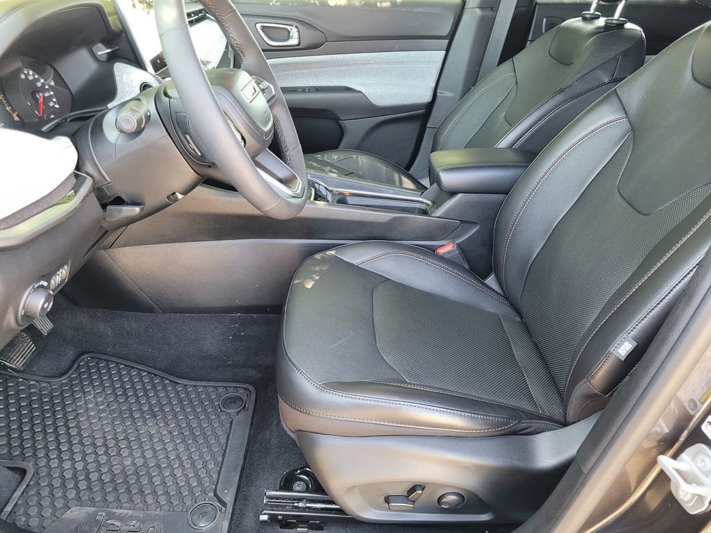 Used 2023 Jeep Compass Latitude w/ Sun and Sound Group AWD/4WD image 25