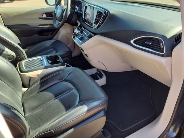 Used 2024 Chrysler Pacifica Touring-L image 25