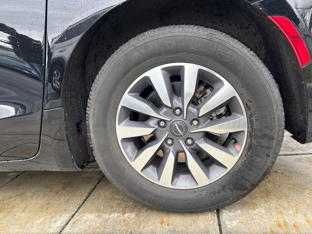 Used 2024 Chrysler Pacifica Select image 18