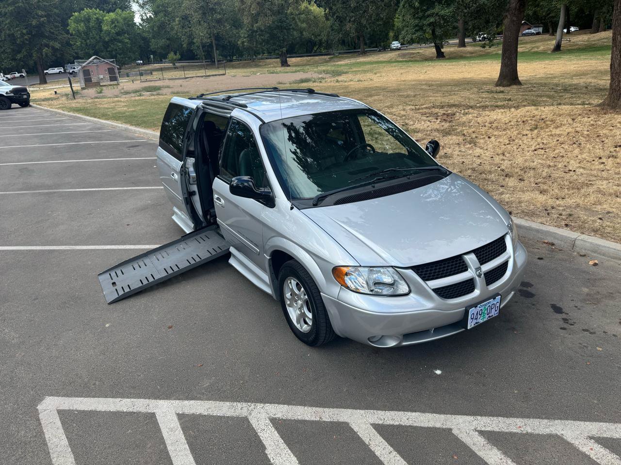 Used 2004 Dodge Grand Caravan SXT w/ Premium Group FWD image 5