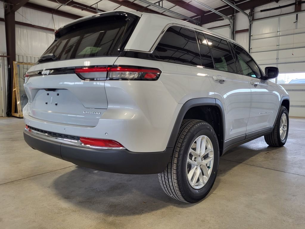 New 2025 Jeep Grand Cherokee Laredo w/ Luxury Tech Group I AWD/4WD image 5