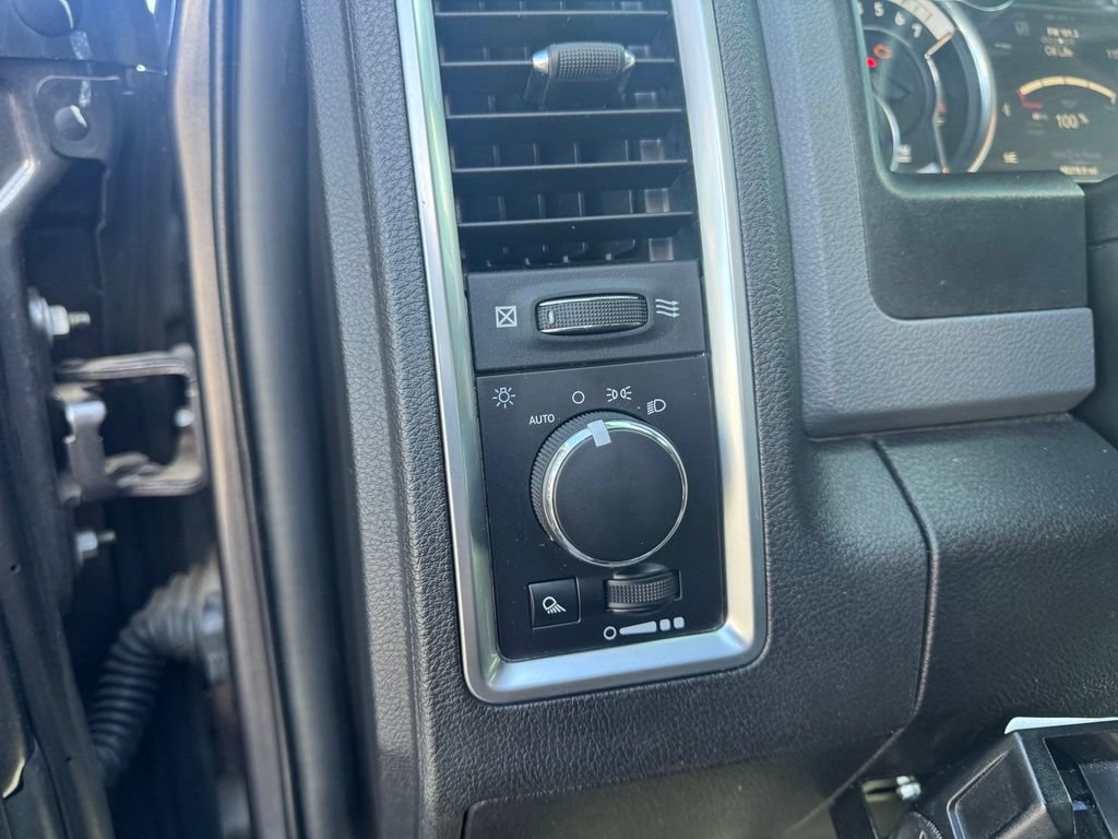 Used 2019 RAM 1500 Classic SLT w/ Luxury Group AWD/4WD image 4