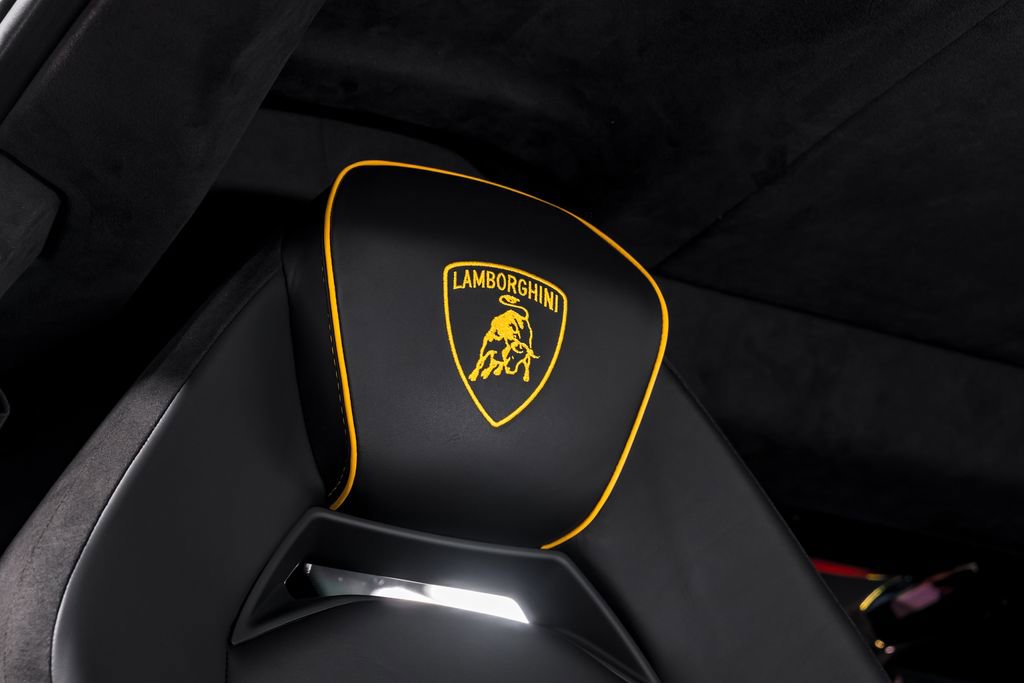 Used 2025 Lamborghini Revuelto image 35
