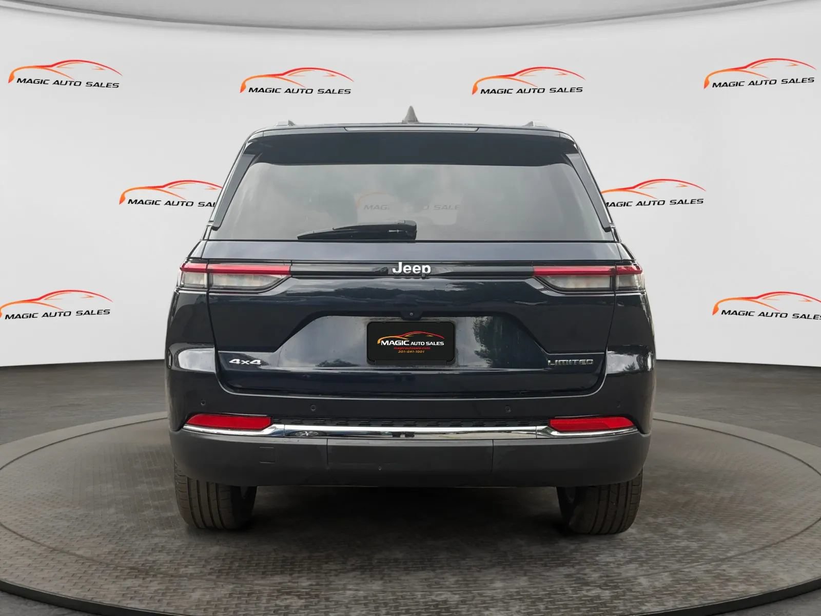Used 2023 Jeep Grand Cherokee Limited AWD/4WD image 9