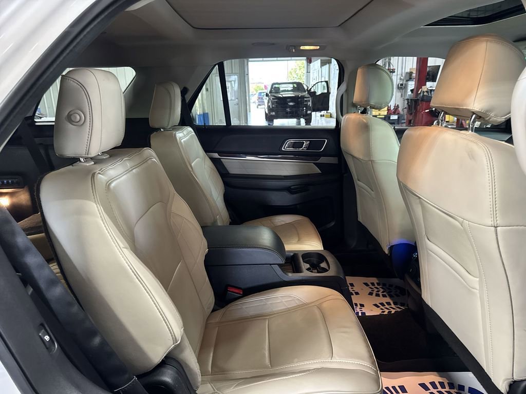 Used 2017 Ford Explorer Platinum AWD/4WD image 32
