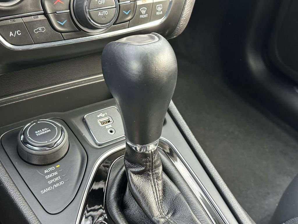 Used 2020 Jeep Cherokee Limited image 29