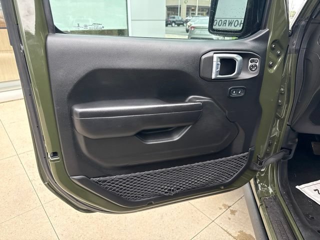 Used 2021 Jeep Gladiator Rubicon w/ Cold Weather Group AWD/4WD image 13
