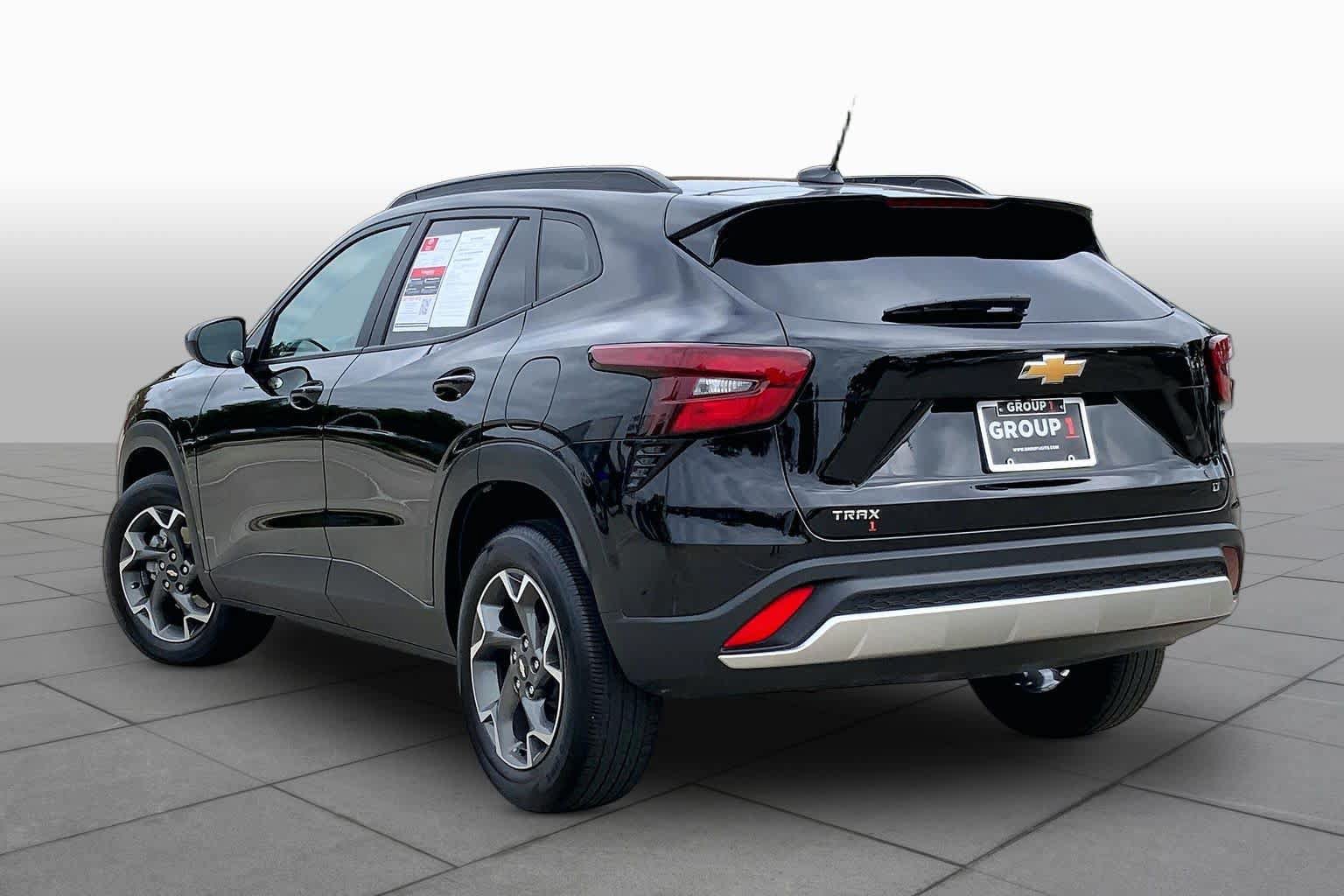 Used 2024 Chevrolet Trax LT w/ Sunroof Package FWD image 12