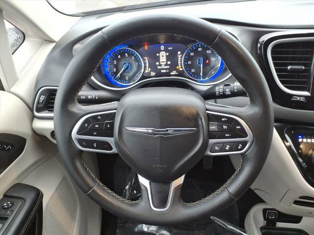 Used 2023 Chrysler Pacifica Touring-L FWD image 22