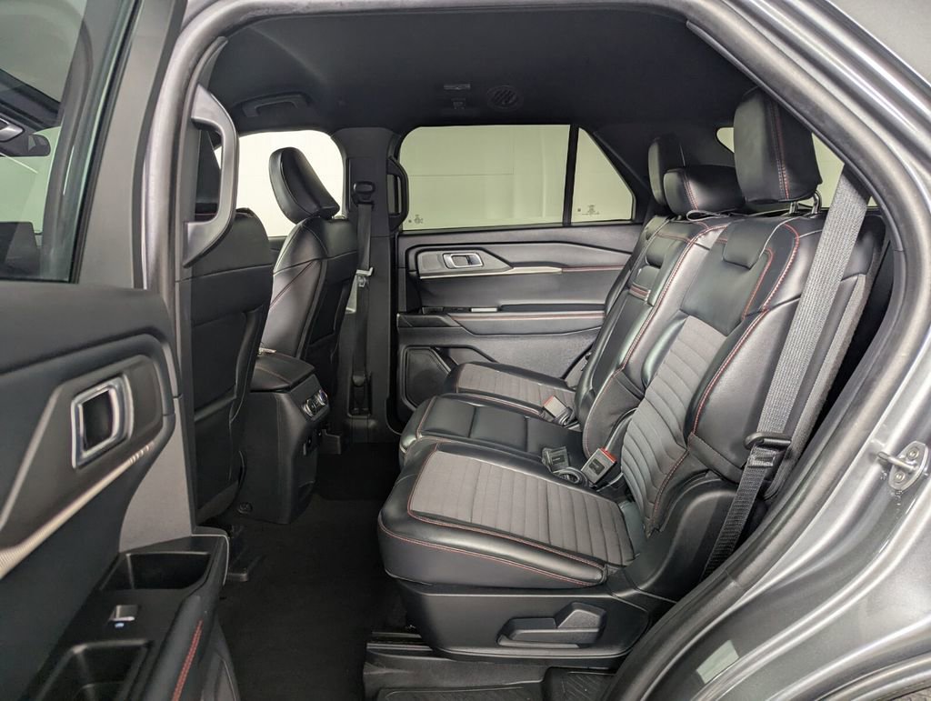 Used 2025 Ford Explorer ST-Line w/ ST-Line Street Pack image 27
