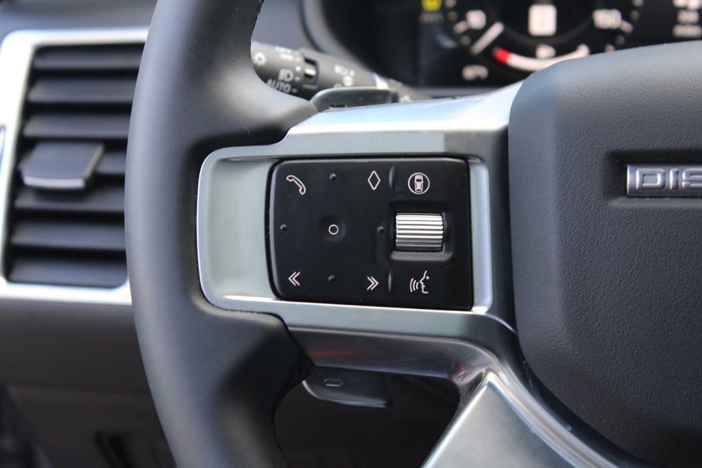 Certified 2025 Land Rover Discovery Dynamic SE image 17
