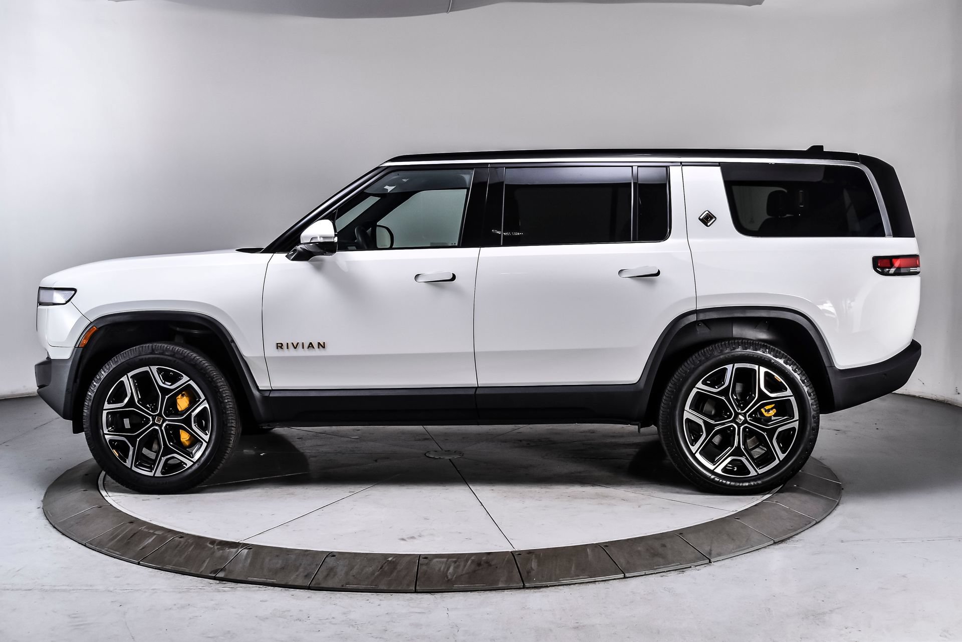 Used 2024 Rivian R1S Adventure AWD/4WD image 3