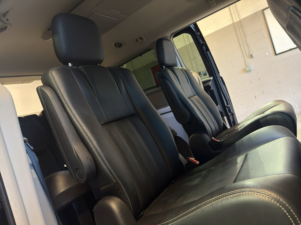 Used 2016 Chrysler Town & Country Touring FWD image 24
