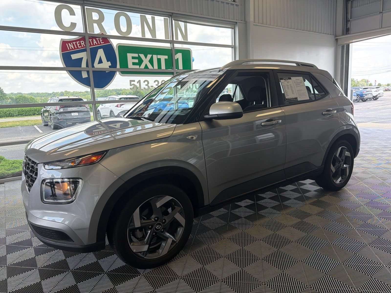 Used 2025 Hyundai Venue SEL FWD image 3