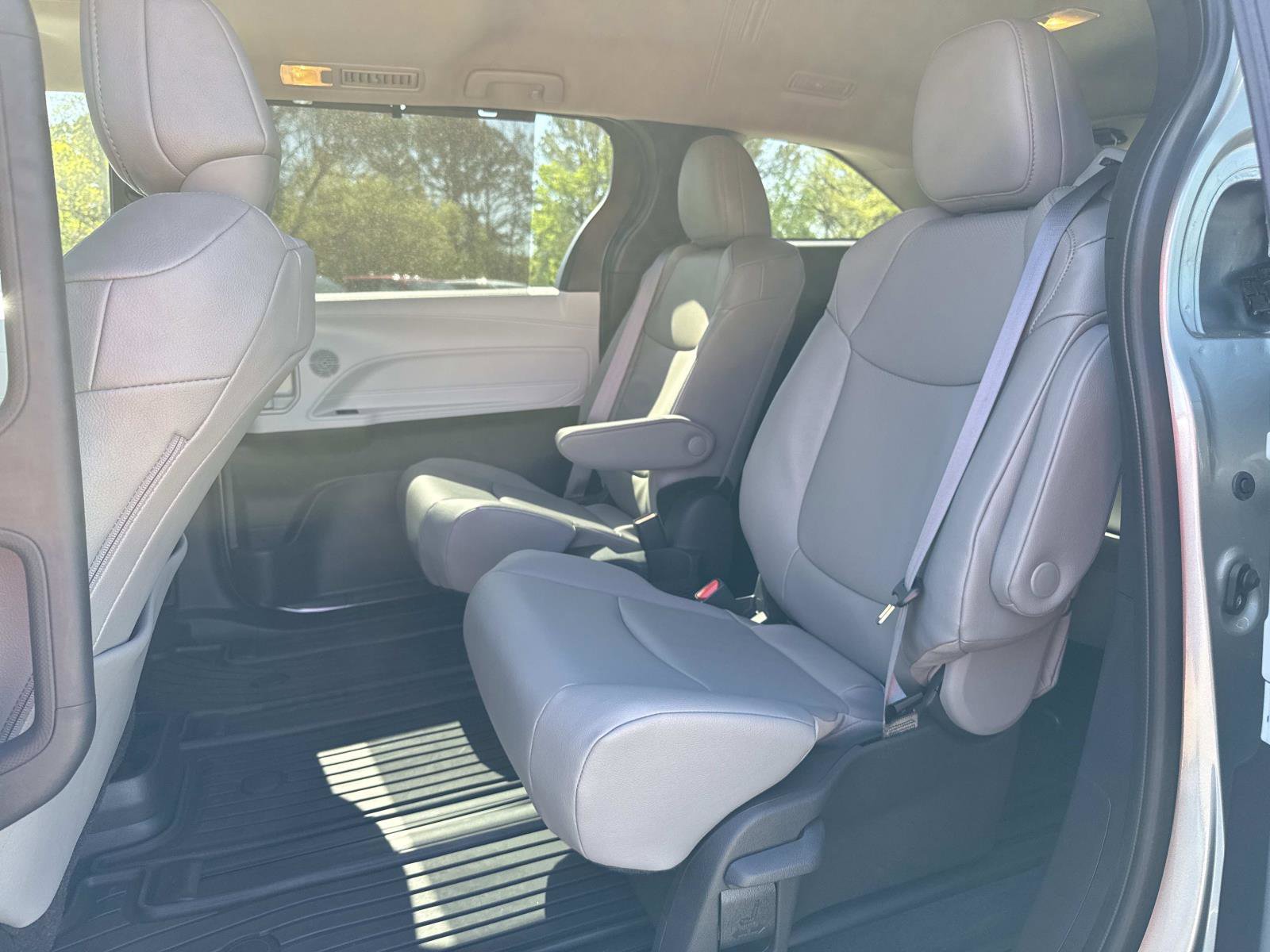 Used 2025 Toyota Sienna XLE image 12