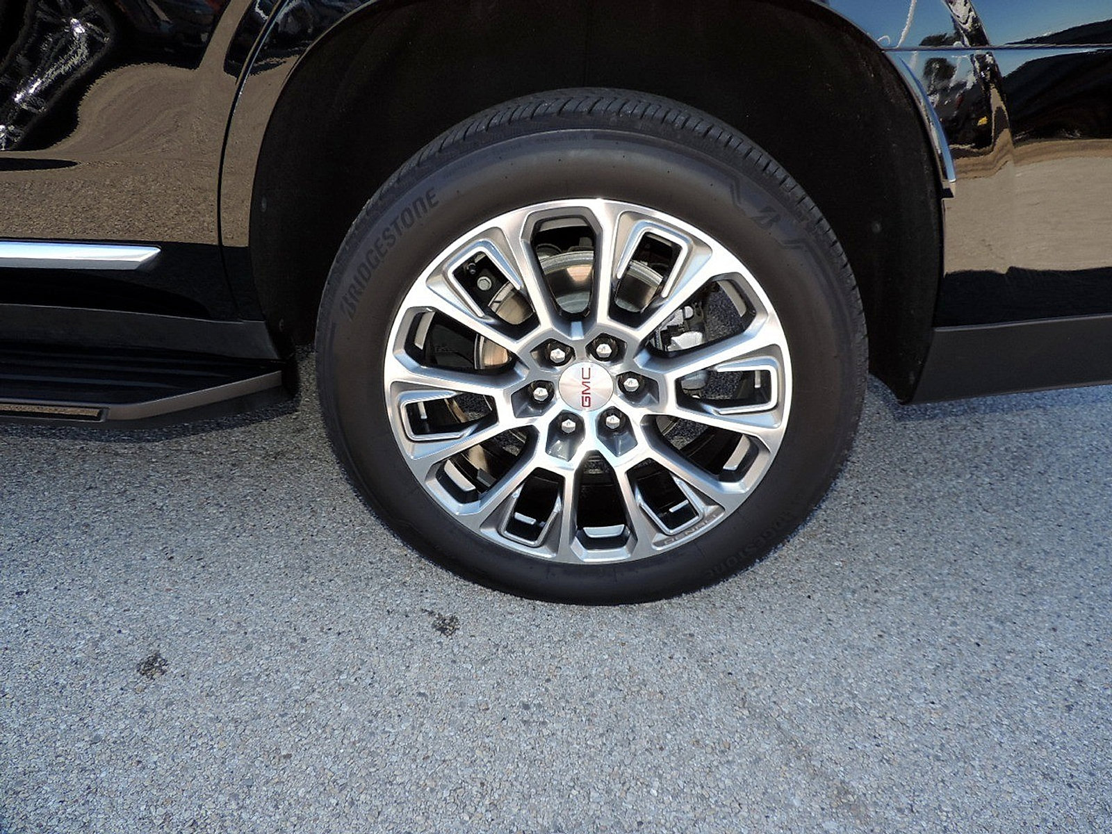 Certified 2025 GMC Yukon Denali image 9