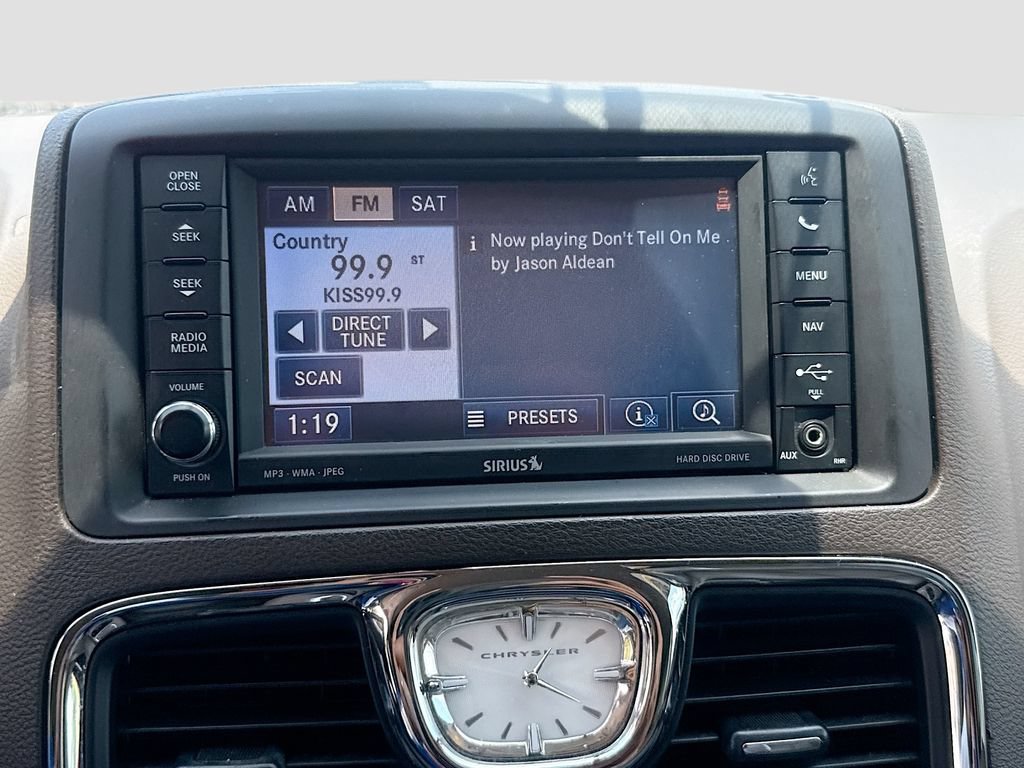 Used 2013 Chrysler Town & Country Limited w/ Luxury Group FWD image 16