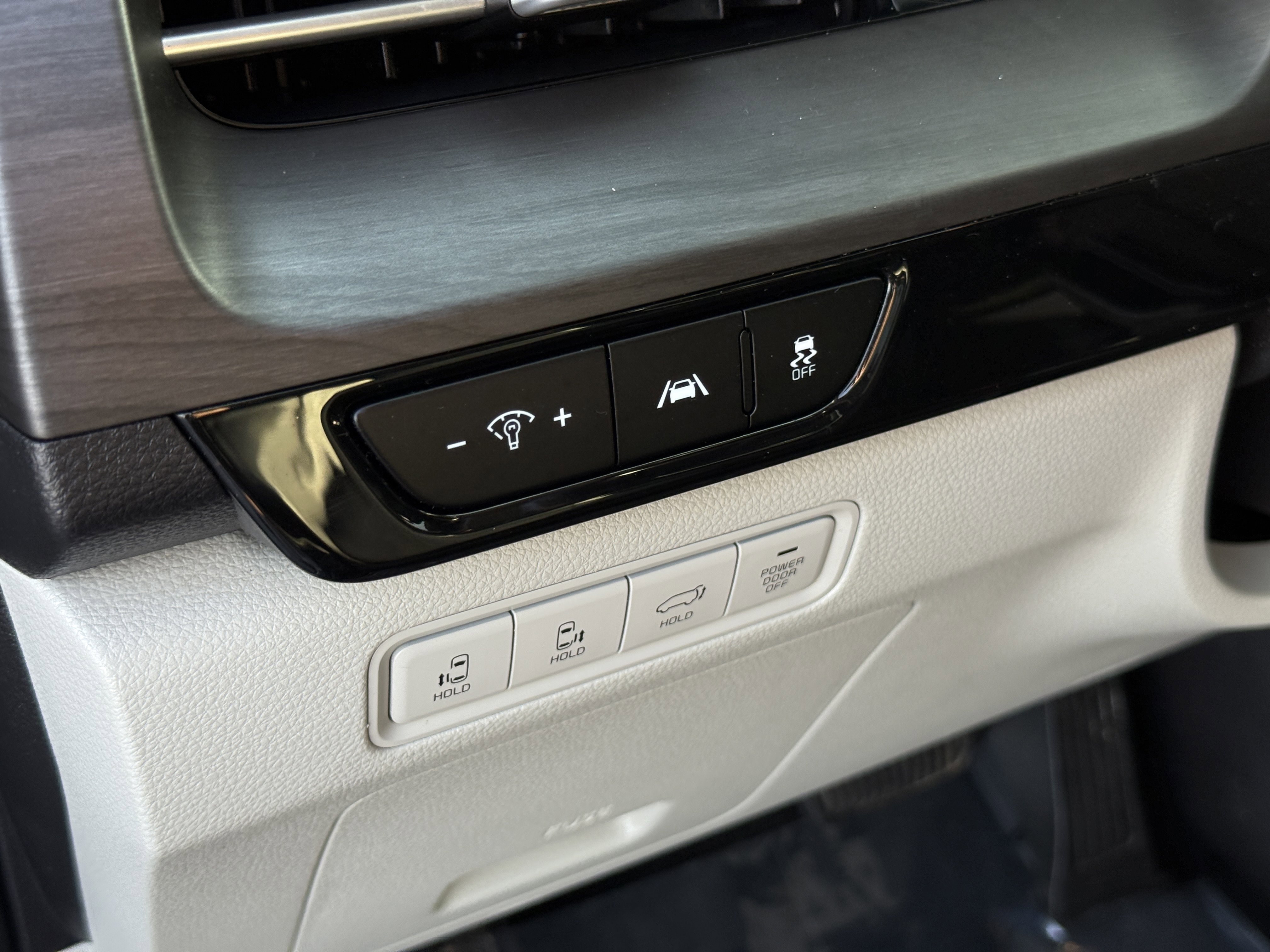 Used 2022 Kia Carnival EX image 27