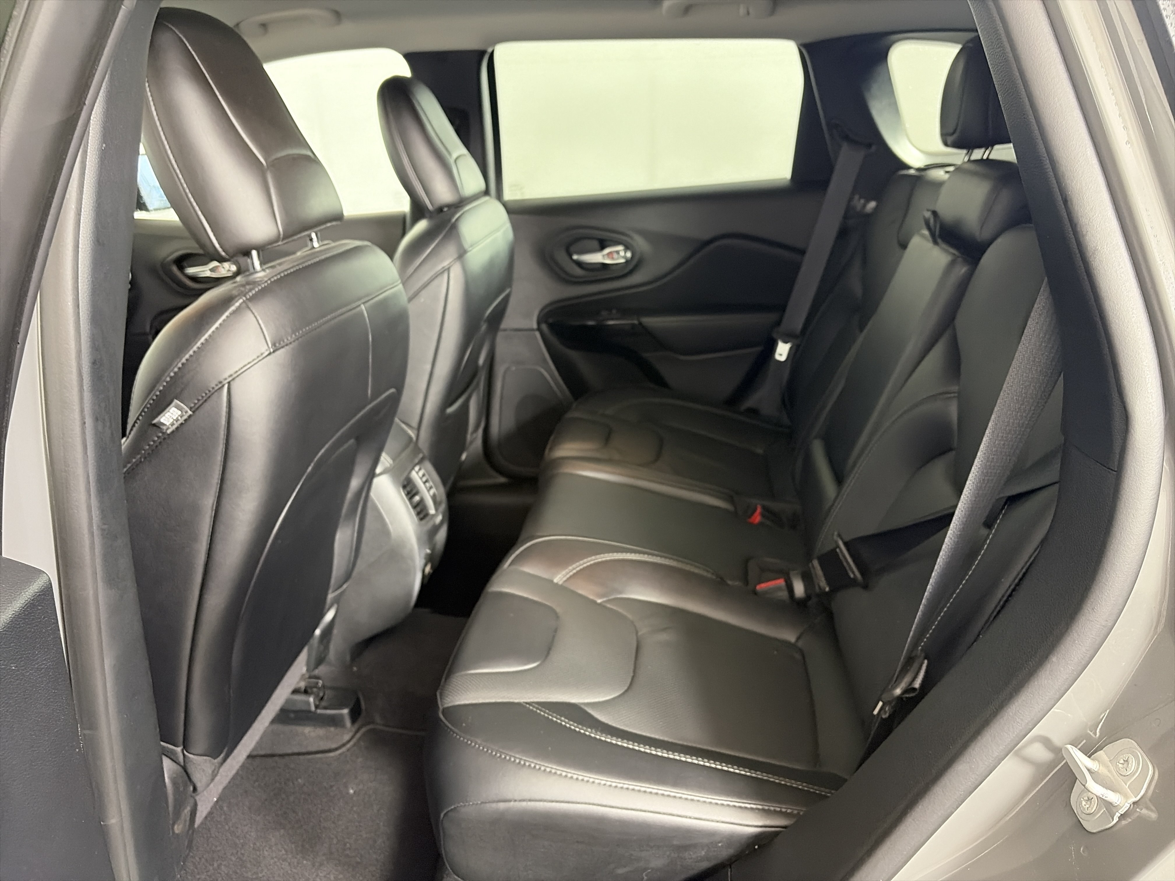 Used 2023 Jeep Cherokee Altitude Lux AWD/4WD image 7