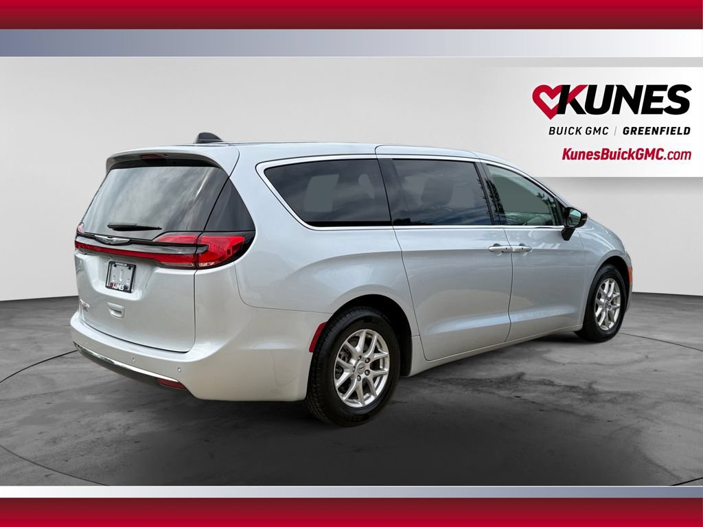 Used 2024 Chrysler Pacifica Touring-L FWD image 10