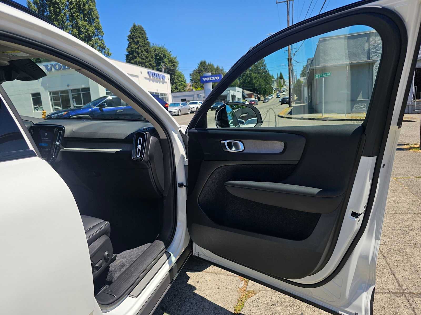 Certified 2023 Volvo XC40 B5 Plus w/ Protection Package Premier AWD/4WD image 10