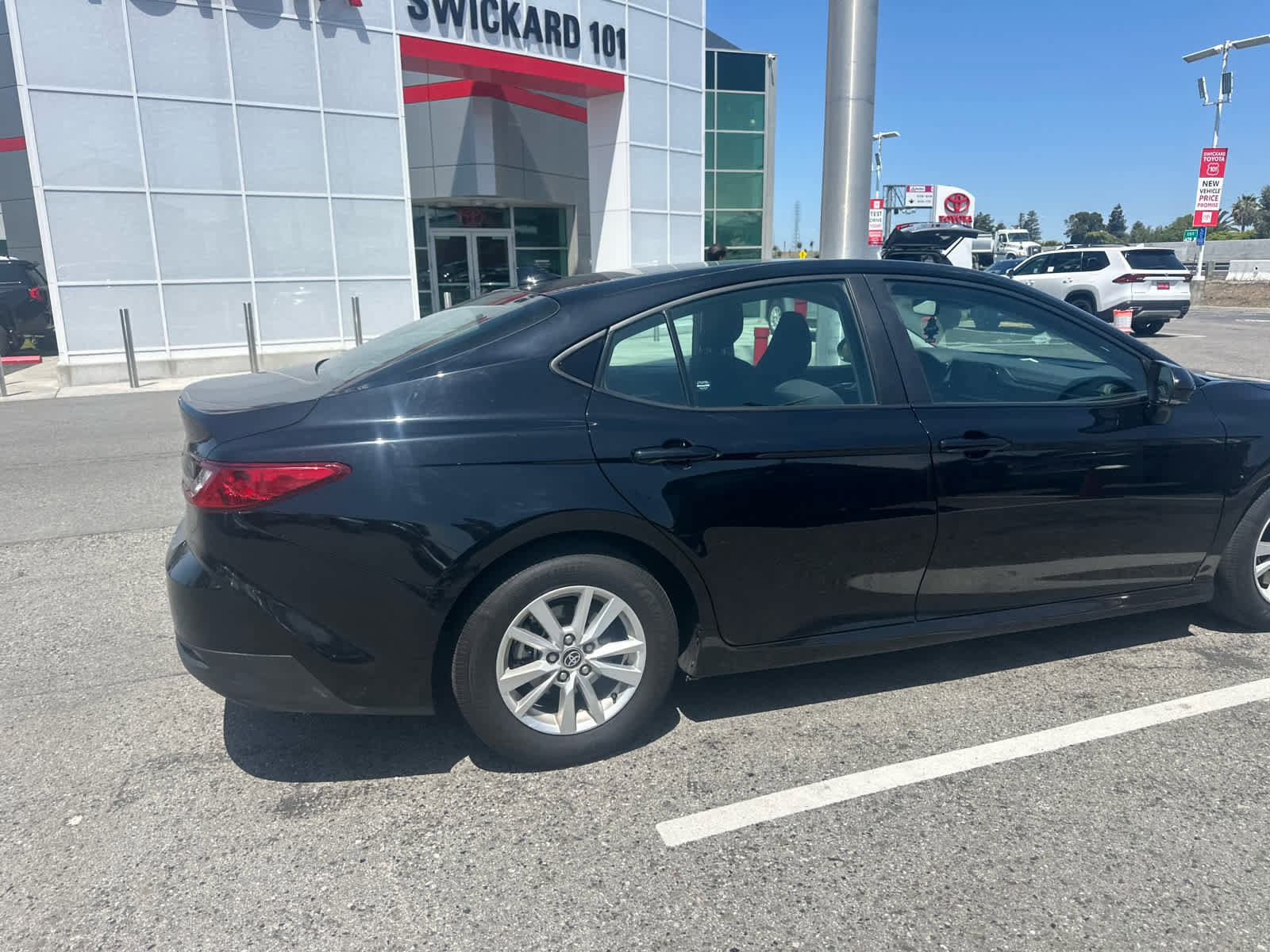Used 2025 Toyota Camry LE w/ Convenience Package FWD image 4