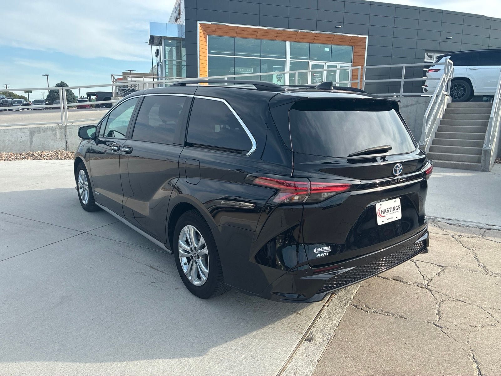 Used 2021 Toyota Sienna XSE w/ XSE Plus Package AWD/4WD image 3