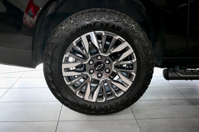 Used 2025 Chevrolet Suburban Z71 AWD/4WD image 45